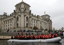 A Berlino i parlamentari tedeschi sul gommone dei migranti davanti al Bundestag