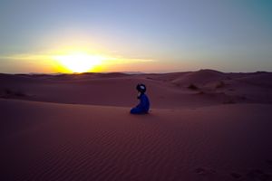 Preghiera serale nel Sahara. 