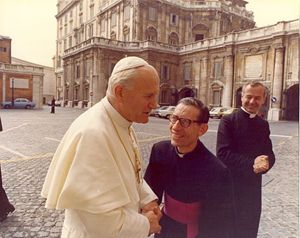 Nel 1983 incontra Giovanni Paolo II.