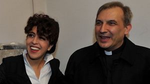 Francesca Immacolata Chaoki con monsignor Angel Vallejo Balda.