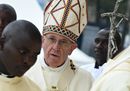 Il Papa in Kenya con la mitria di pelle di pecora regalata da un vescovo italiano