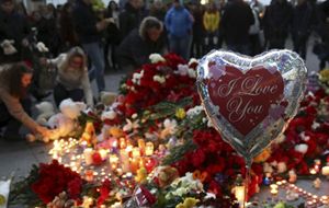 A San Pietroburgo, il cordoglio per le vittime dell'aereo russo abbattuto sul Siinai (Reuters).
