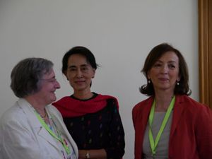 Albertina Soliani (a sinistra) e Sandra Zampa con Aung San Suu Kyi. 