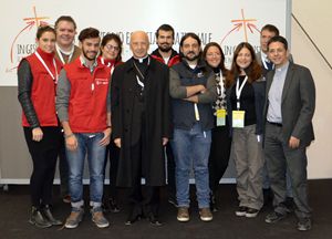 Il Twitter team e alcuni collaboratori con il cardinale Bagnasco.