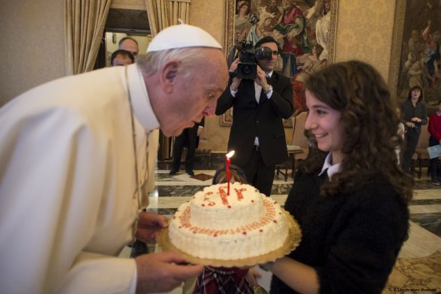 Che emozione portare la torta al Papa. Il regalo? Una camicia» - Famiglia  Cristiana