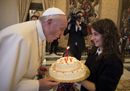 Il Papa festeggia con l'Acr il suo 79° compleanno e spegne la candelina sulla torta