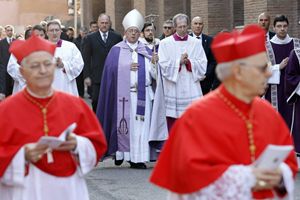 Papa Francesco arriva alla Basilica di Santa Sabina per la celebrazione delle Ceneri (Reuters).
