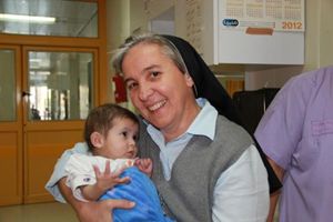 Suor Donatella Lessio al Caritas Baby Hospital di Betlemme.