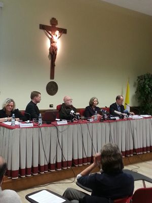 Il cardinale O'Malley (al centro) alla presentazione del nuovo Master (foto A. Bobbio).