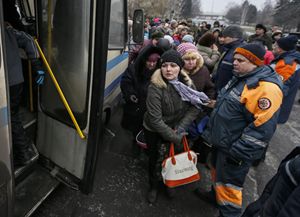 La gente ucraina viene evacuata con gli autobus dalle zone dei combattimenti (Reuters).