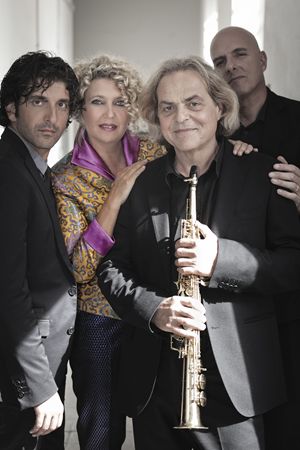 Rossana Casale con il pianista Emiliano Begni, il sassofonista Francesco Consaga ed Ermanno Dodaro al contrabbasso con lei sul palco del Blue Note