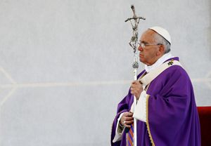 Il Papa durante l'omelia in Piazza del Plebiscito (Reuters).