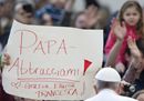 «Papa abbracciami!», il cartellone per Bergoglio all’udienza in piazza San Pietro