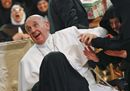 Il Papa "aggredito" dalle suore di clausura