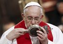"San Gennaro vuol bene al Papa, sangue liquefatto a metà"