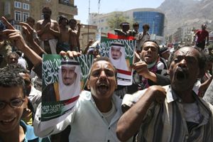 Una protesta anti-Houthi nello Yemen: la gente inneggia alla foto di re Salman dell'Arabia Saudita.