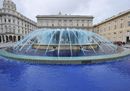 c Genova, Lacqua della fontana di piazza De Ferrari colorata di blu nella giornata mondiale dedicata allautismo 2