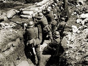 Una foto storica della Grande Guerra. In copertina, una trincea friulana come si presenta oggi.