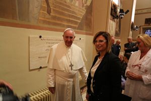 Francesca Di Maolo, presidente del Serafico di Assisi, con papa Francesco durante la visita del Pontefice.