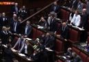 Italicum, il governo mette la fiducia. Alla Camera volano crisantemi e insulti