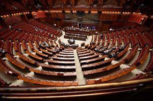Il Parlamento deserto mentre Gentiloni parla di Lo Porto (Ansa).