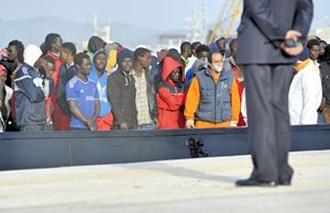 Un barcone di migranti approdato in Italia (Reuters§).