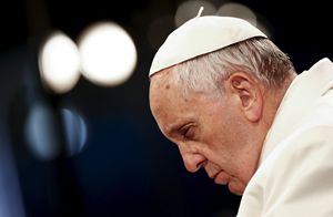 Papa Francesco assorto durante le meditazioni della via Crucis (foto Reuters)