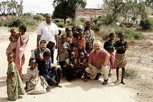 Yusuf Bari-Bari con il giornalista di Famiglia Cristiana Luciano Scalettari, l'onorevole Mauro Bulgarelli e un gruppo di famiglie somale nei pressi di Jowhar, in Somalia.