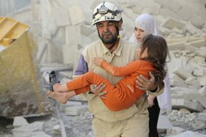 Un bambina ferita ad Aleppo, in Siria (Reuters).