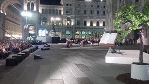 Il cardinale Scola in ginocchio sul sagrato del Duomo davanti all'Eucarestia