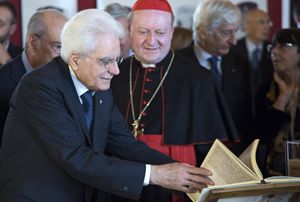 Il presidente della Repubblica Mattarella insieme al card. Ravasi visita la mostra dedicata a Dante Alighieri allestita nella sala Garibaldi di Palazzo Madama