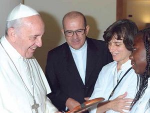 Il fondatore di Amlib don Matteo Galloni con alcune operatrici della comunità da Papa Francesco.