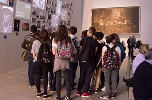 Un gruppo di studenti visita il padiglione. Sulla parete di fronte, l'Ultima Cena di Tintoretto