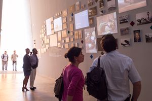 La parete fotografica del "cibo negato" all'interno del padiglione