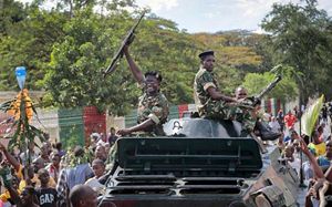 I soldati per le strade di Bujumbura (capitale del Burundi) all'annuncio del colpo di Stato, festeggiati dalla gente.