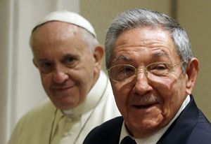 Raul Castro con papa Francesco (Reuters).