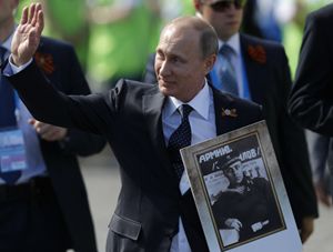 Vladimir Putin durante la parata per i settant'anni della vittoria sul nazismo (Reuters).