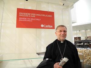 Monsignor Giuseppe Pasotto nell'edicola Caritas all'Expo (foto di F. Scaglione).