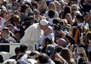 Pope Francis kisses15