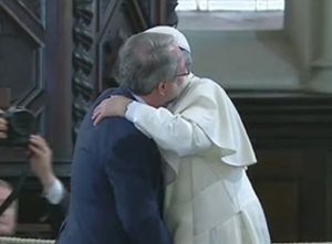 L'abbraccio tra papa Francesco e il pastore valdese Eugenio Bernardini. Foto tratta dal sito della Nev, l'agenzia di stampa della Federazione delle chiese evangeliche in Italia.: 