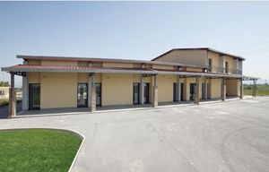 Sopra: il centro di educazione ambientale a Santa Maria La Fossa. In alto: il centro di avviamento al lavoro artigianale Don Milani.