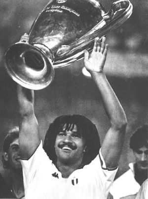 Rudd Gullit alza la Coppa dei Campioni vinta a Barcellona nel 1989.