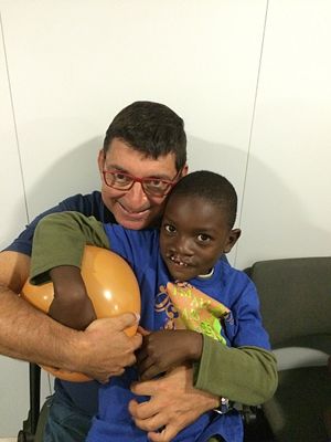 Scopelliti insieme a un bambino kenyano in attesa dell'intervento.