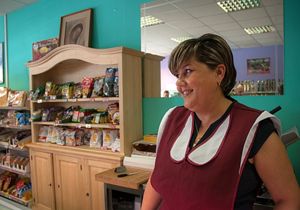 Rodica Sztoika, moldava, nel negozio che ha aperto a Trento.