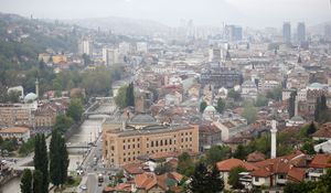 Una veduta di Sarajevo dall'alto. In primo piano, la Biblioteca nazionale. Il restauro dell'edificio, gravemente danneggiato durante la guerra, è terminato nel maggio 2014. Foto Reurters. 