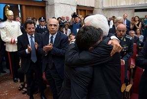 Il lungo abbraccio fra Manfredi Borsellino e il Capo dello Stato Sergio Mattarella. In copertina: un momento dell'intervento di Manfredi.