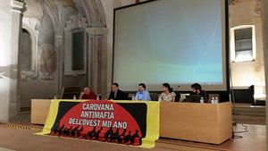 Un momento dell'incontro organizzato dalla Carovana Antimafia Ovest Milano con Nino Di Matteo.