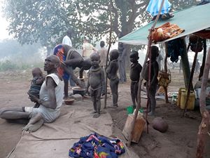 Una famiglia sud sudanese in un "cattle camp", i campi nei quali allevatori e bestiame vivono quasi in simbiosi, secondo una millenaria tradizione.