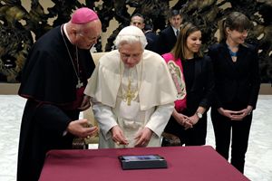 Papa Benedetto XVI posta il primo tweet il 12 dicembre 2012. Foto Reuters. 