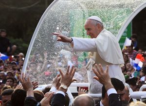 Paraguay, venerdì 10 luglio 2015. L'arrivo del Papa ad Asunción. Foto Reuters. 